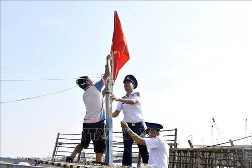 Đến tận tàu, tận nhà ngư dân để tuyên truyền chống khai thác IUU