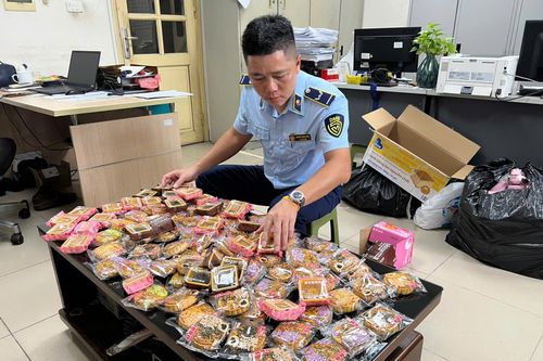 Hà Nội: Khuyến cáo người dân thận trọng khi mua hàng dịp Tết Trung thu