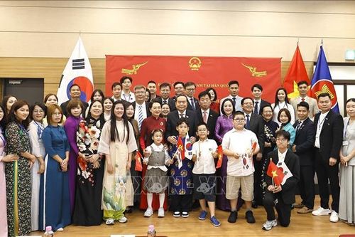 Chủ tịch Quốc hội và Phu nhân gặp gỡ cán bộ Đại sứ quán và cộng đồng người Việt Nam tại Hàn Quốc