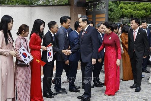 Chủ tịch Quốc hội và Phu nhân gặp gỡ cán bộ Đại sứ quán và cộng đồng người Việt Nam tại Hàn Quốc