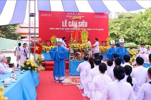 Cầu siêu tưởng niệm các Anh hùng liệt sĩ tại Công viên Lê Thị Riêng