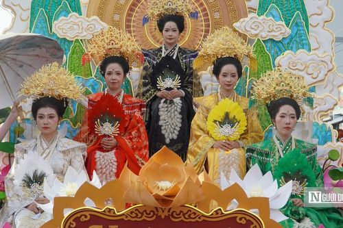 Người dân, du khách hòa mình vào Lễ hội Nghinh Ông ở Phan Thiết