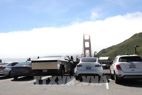 Tesla đưa Cybercab không vô lăng ra đường, tăng tốc cuộc đua xe tự hành