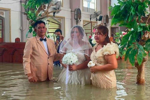 Cô dâu đám cưới tại nhà thờ ngập nước, hành động sau đó gây xúc động