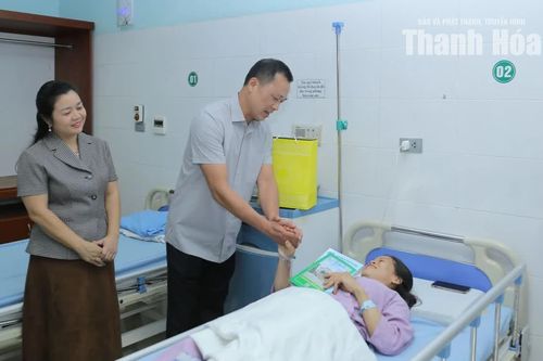 Chủ tịch UBND tỉnh Tô Anh Dũng thăm, động viên công nhân môi trường bị tai nạn khi làm nhiệm vụ