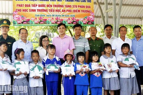 Trao hơn 1.000 phần quà cho học sinh phường Tịnh Biên và xã An Cư