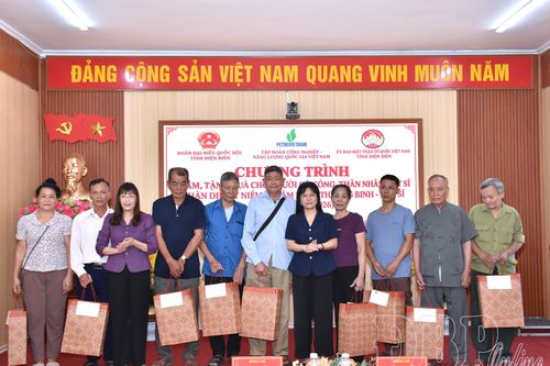 Trao 74 suất quà tới gia đình chính sách xã Thanh Yên và Thanh An