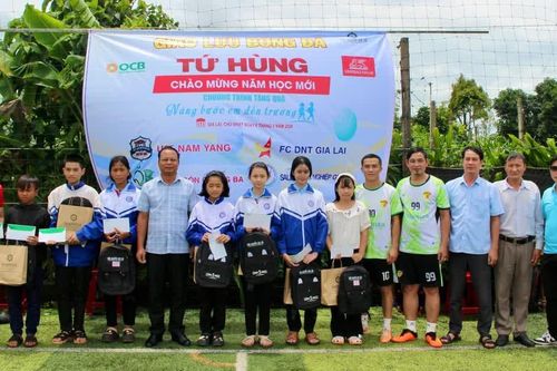 Giao lưu bóng đá tứ hùng, trao quà cho học sinh khó khăn tại xã Kon Gang