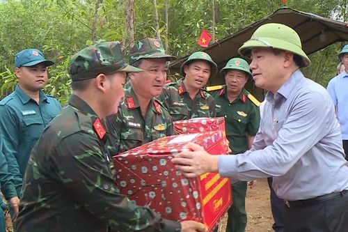 Chủ tịch UBND tỉnh Phạm Anh Tuấn thăm, động viên lực lượng tìm kiếm hài cốt liệt sĩ tại khu vực đồi Xuân Sơn