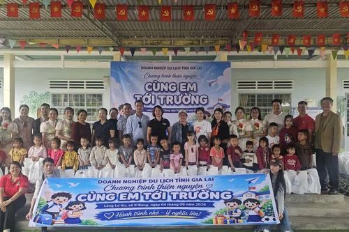 Nhiều phần quà thiết thực trao cho học sinh vùng khó