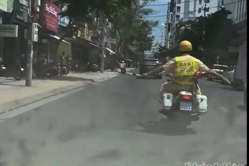 Cảnh sát giao thông Khánh Hòa kịp thời dẫn đường đưa du khách nước ngoài đi cấp cứu
