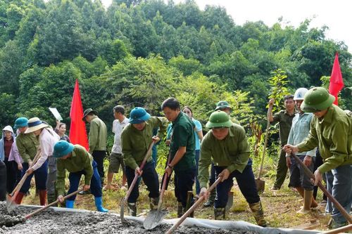 Gia Phú ra quân hưởng ứng đợt cao điểm 30 ngày xây dựng đường giao thông nông thôn