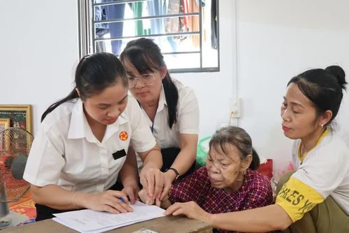 Tổ công tác lưu động xã Lục Yên hỗ trợ người dân thực hiện thủ tục hành chính