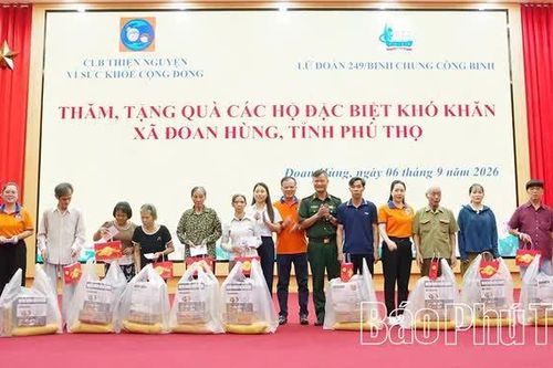 Trao 60 suất quà tặng các hộ hoàn cảnh đặc biệt khó khăn xã Đoan Hùng