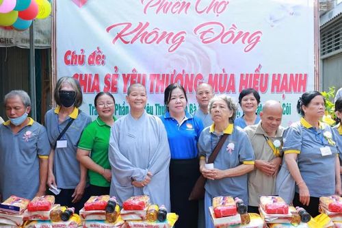 Chùa Lam Viên (TP.HCM) tổ chức Phiên chợ 0 đồng, trao 300 phần quà đến người yếu thế