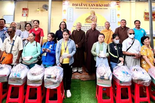 TP.HCM: Tịnh xá Ngọc Chánh và Ngọc Sơn tặng học bổng khuyến học, trao quà đến các hộ gia đình khó khăn