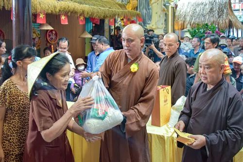 Chùa Giác Tánh (TP.HCM) trao tặng 600 phần quà đến người dân khó khăn nhân dịp Vu lan