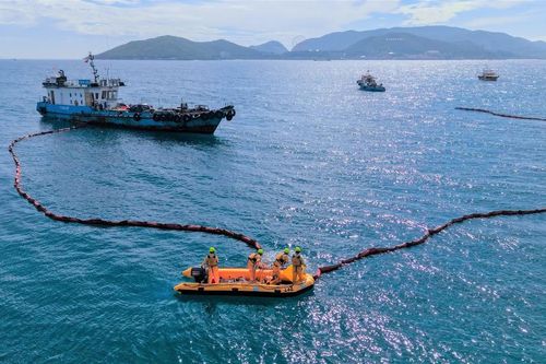 Cảng vụ Hàng hải Nha Trang thực tập cứu nạn, ứng phó sự cố tràn dầu trên biển