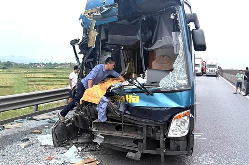 Xe khách va chạm xe đầu kéo trên cao tốc qua Hà Tĩnh, 5 người bị thương, giao thông ùn tắc
