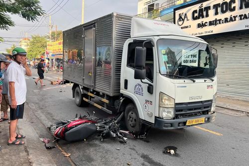 Hai xe máy va chạm, người đàn ông ngã ra đường bị xe tải cán tử vong