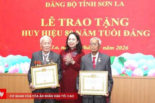 Phó Chủ tịch nước Võ Thị Ánh Xuân trao Huy hiệu 80 năm tuổi Đảng tại Sơn La