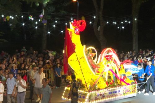 Trung thu sớm rộn ràng tại Thành cổ Sơn Tây
