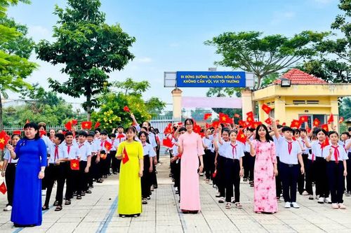 Đảng viên vi phạm quy định dạy thêm có thể bị cảnh cáo hoặc cách chức