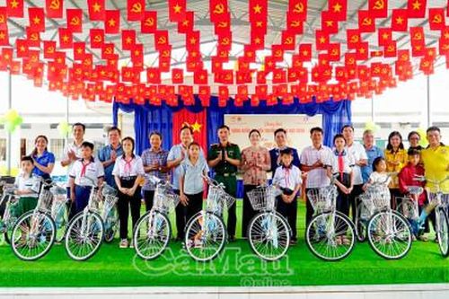 Hơn 100 triệu đồng tiếp sức học sinh có hoàn cảnh khó khăn đến trường