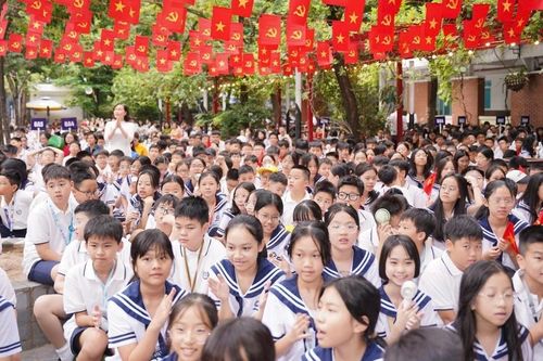 Học sinh Hà Nội náo nức bước vào năm học mới