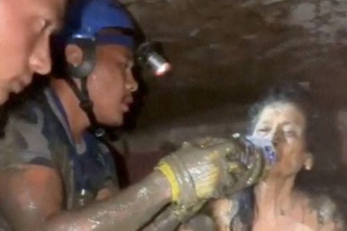 Cận cảnh giải cứu người sống sót sau 10 ngày mắc kẹt dưới lũ bùn ở Nepal