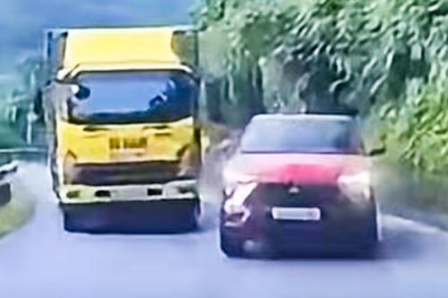 Vượt ẩu trên đường cong, tài xế bị người dân ghi hình gửi CSGT