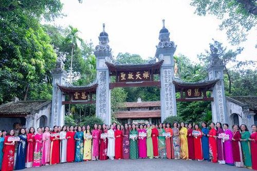 Quảng bá di sản với áo dài truyền thống