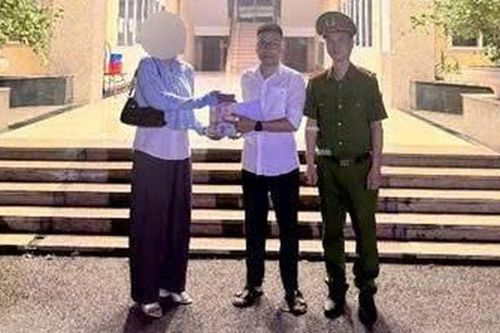 Hà Nội: Trao trả túi tiền chứa 1 tỷ đồng bị bỏ quên ở quán cà phê cho người dân