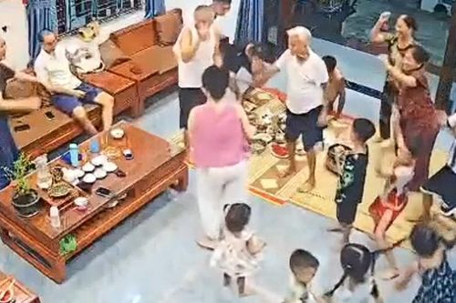 Clip gia đình 4 thế hệ cùng 'quẩy' sau bữa cơm khiến dân mạng thích thú
