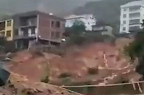Đất đá cuồn cuộn ập vào làng khiến 1 người chết và 11 người mất tích