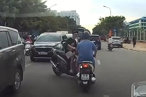 Thót tim cảnh xe máy sang đường từ góc khuất, gây họa cho xe khác