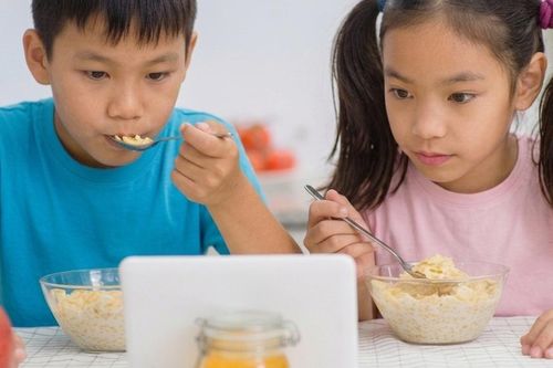 Tác hại khi trẻ vừa ăn vừa xem điện thoại, ti vi và cách khắc phục