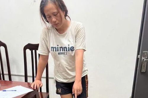 Tạm giam người phụ nữ cầm dao 'đại náo' quán nước