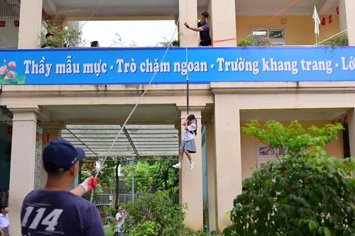 Sôi nổi chương trình 'Một ngày làm lính cứu hỏa' chào năm học mới