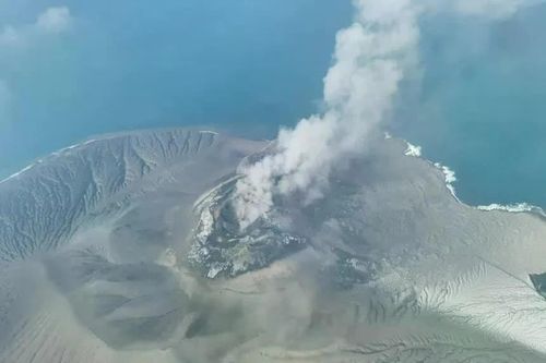 Núi lửa phun trào tại Indonesia: 8 sân bay phải đóng cửa, 170.000 người bị ảnh hưởng