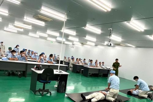 Người lao động Khu công nghiệp Thăng Long được huấn luyện kỹ năng PCCC và CNCH