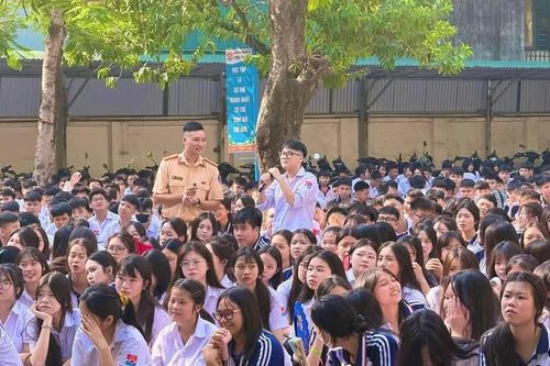 Tuyên truyền pháp luật giao thông cho 1.600 học sinh