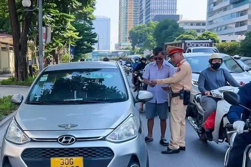 Cảnh sát giao thông Hà Nội lập biên bản, xử lý hơn 600 xe dừng đỗ sai quy định