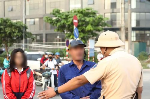 Cha mẹ chấp hành, con 'đầu trần': Nghịch lý trong những ngày đầu năm học