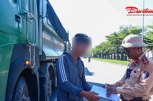 Hà Nội: Xe tải bị tước kiểm định vẫn lưu thông, tài xế và chủ xe cùng bị phạt