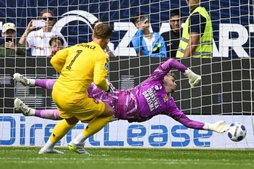 Con trai Koeman hoàn tất cú đúp ở phút 90+11 trong vai trò thủ môn