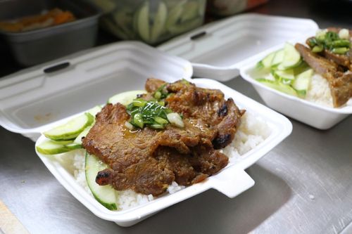 Quán cơm tấm ở TP.HCM bán cùng một suất ăn với 3 mức giá