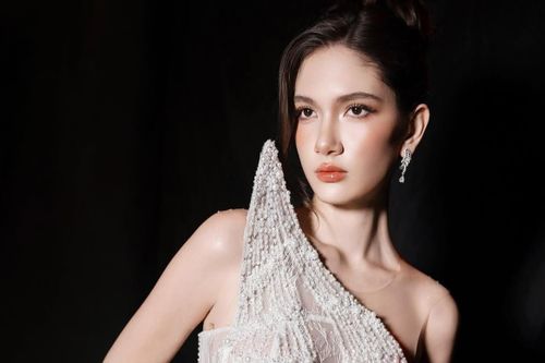 Em gái Đặng Văn Lâm ghi điểm với váy cưới