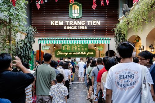 Kem Tràng Tiền đông nghịt trước ngày đóng cơ sở biểu tượng gần 70 năm