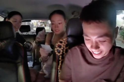 Khoảnh khắc tài xế Việt nói 'I love you' sau khi được khách Australia tip 1 triệu đồng